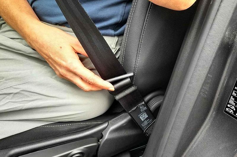 Smyčka na bezpečnostním pásu hraje kromě komfortu také bezpečnostní roli. V případě nárazu se její švy uvolní a prodlouží pás o několik centimetrů.
