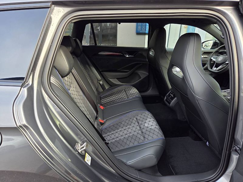 Volkswagen Passat Variant (2025) R-Line 2.0 TDI BlackStyle - fotka 47 z 51