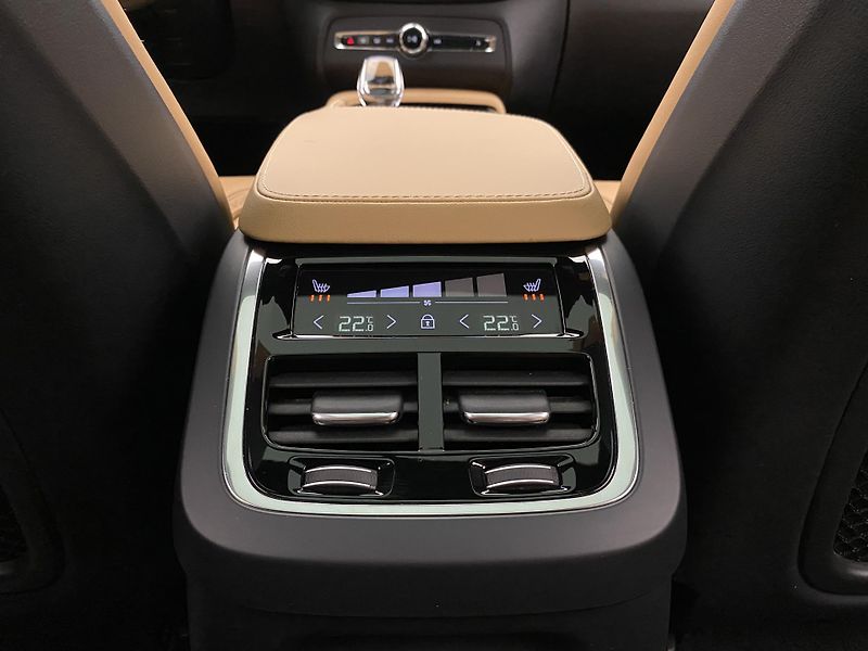 Volvo XC90 T8 AWD RECHARGE REZERVACE - fotka 34 z 74