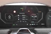 Digitální přístrojový štít je součástí celého informačního pásu displejů.