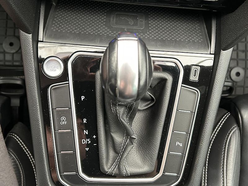 Volkswagen Passat 2.0 TDI 4x4 R-Line - fotka 17 z 31