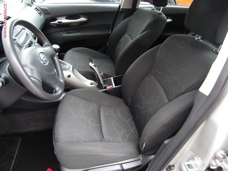 Toyota Auris (2010) 1.3 VVT-i, ČR, AC, výhřev - fotka 9 z 16