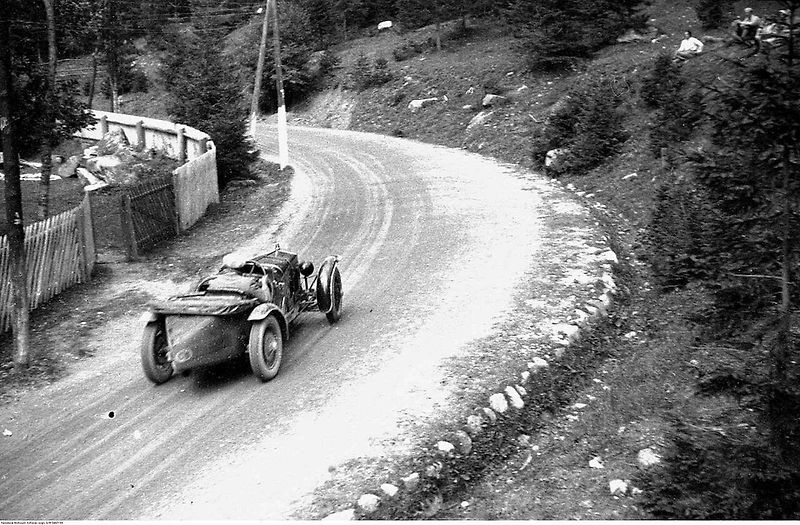 Před 100 lety se v továrně Wikov rozhodli pro zahájení výroby automobilů. Na snímku je renovovaný Wikov 35 Kapka, první československý aerodynamický automobil.