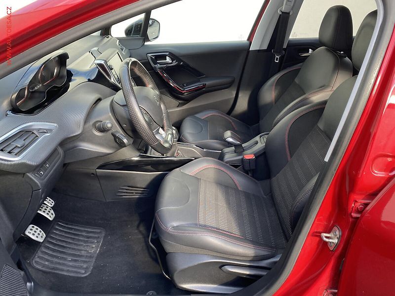 Peugeot 2008 (2018) 1.2 PT, GT Line, navi - fotka 9 z 17