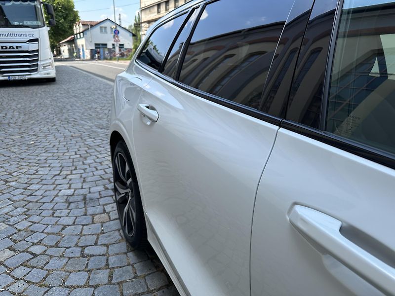 Volvo V60 B4 2,0 145 KW R design - fotka 12 z 18