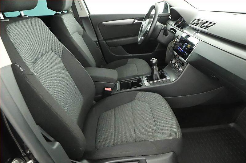 Volkswagen Passat (2012) 1.6 TDI, Xenony, Park. senzory - fotka 7 z 18