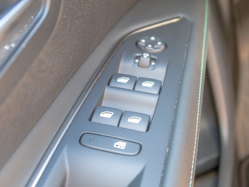 Peugeot 3008 (2021) ČR 1.2T 96KW LED – CEBIA - fotka 37 z 57