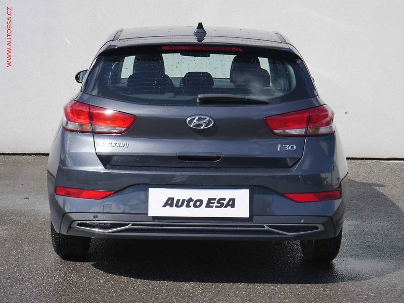 Hyundai i30 (2020) 1.5 DPi, 2.maj,ČR, AC, park - fotka 5 z 21