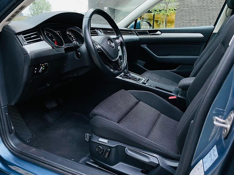 Volkswagen Passat 2.0TDI AUTOMAT VÝHŘEV SERVISKA - fotka 28 z 54