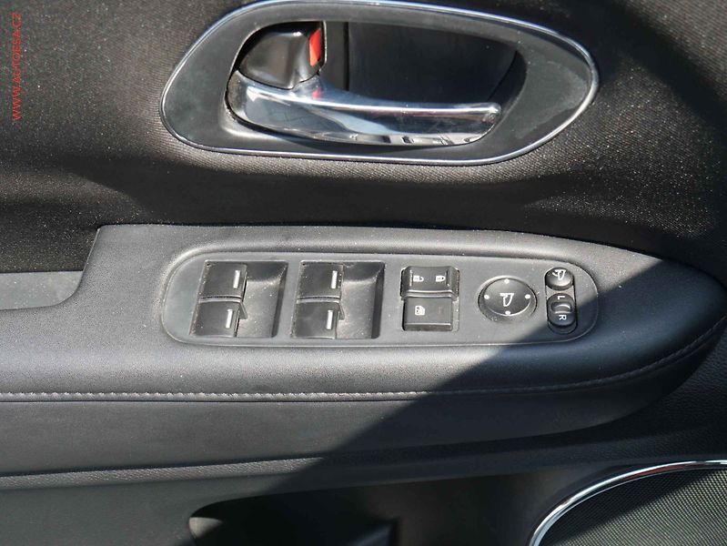 Honda HR-V (2016) 1.5 VTEC, 1.maj,ČR, AT, park - fotka 11 z 19
