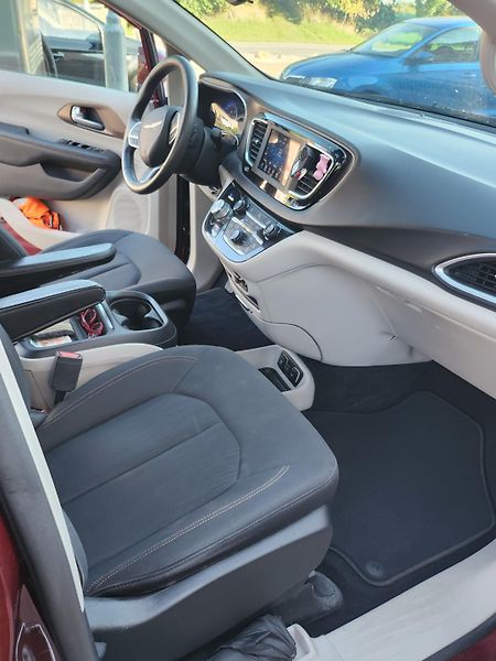 Chrysler Pacifica (2018)  Touring L, 8 míst, LPG, TZ - fotka 30 z 38