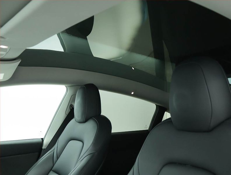 Tesla Model Y (2022) Long Range AWD 75kWh, SoH 89% - fotka 15 z 23