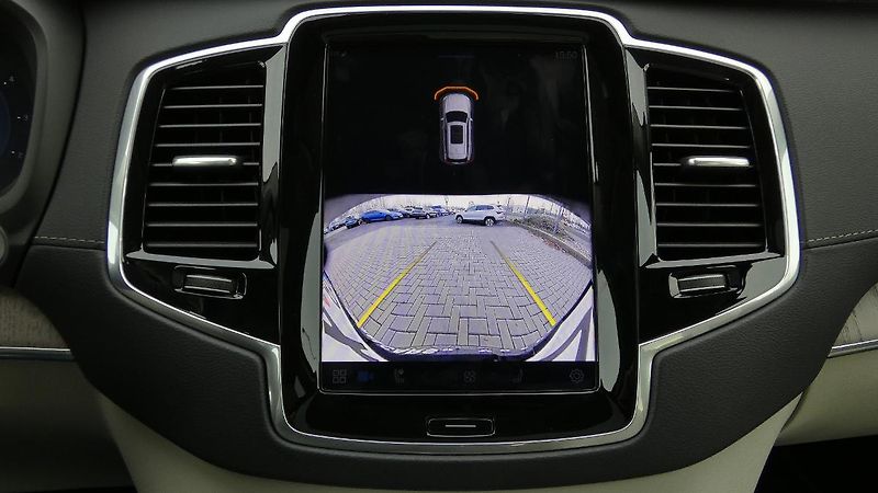 Volvo XC90 B5 AWD Plus Bright 7 míst - fotka 15 z 26