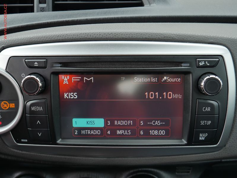 Toyota Yaris (2012) 1.3 VVT-I, ČR, AC, park - fotka 15 z 20