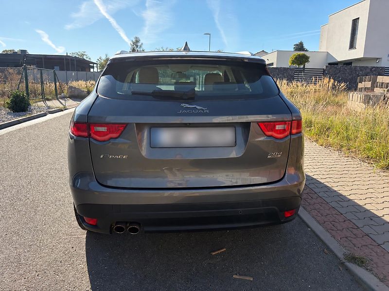 Jaguar F-Pace (2019) 20d 4x4 Prestige - fotka 5 z 11
