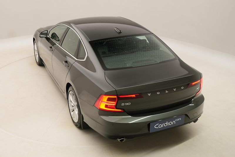 Volvo S90 D4 MOMENTUM AUT REZERVACE - fotka 17 z 43