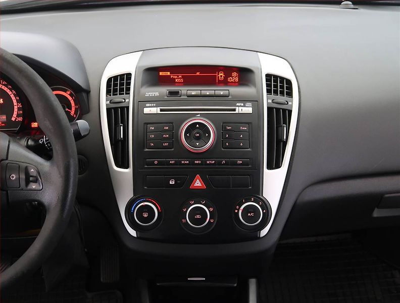 Kia Ceed (2010) 1.6 CRDi, slušný stav - fotka 12 z 16