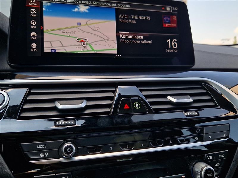 BMW Řada 5 3,0 530d TOURING KOMPLETVÝBAVA - fotka 29 z 46