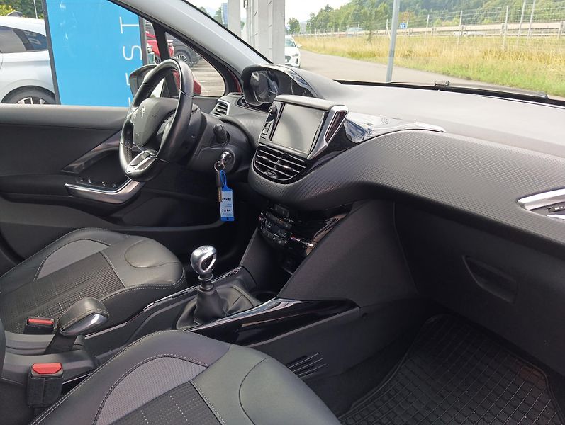 Peugeot 2008 (2018) ALLURE 130k MAN6 - fotka 20 z 27