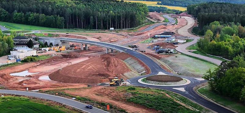Proměna Jesenické křižovatky vrcholí. Úrovňové křížení se brzy stane minulostí, řidičům za pár dní začne sloužit nový most a dvojice kruhových objezdů.