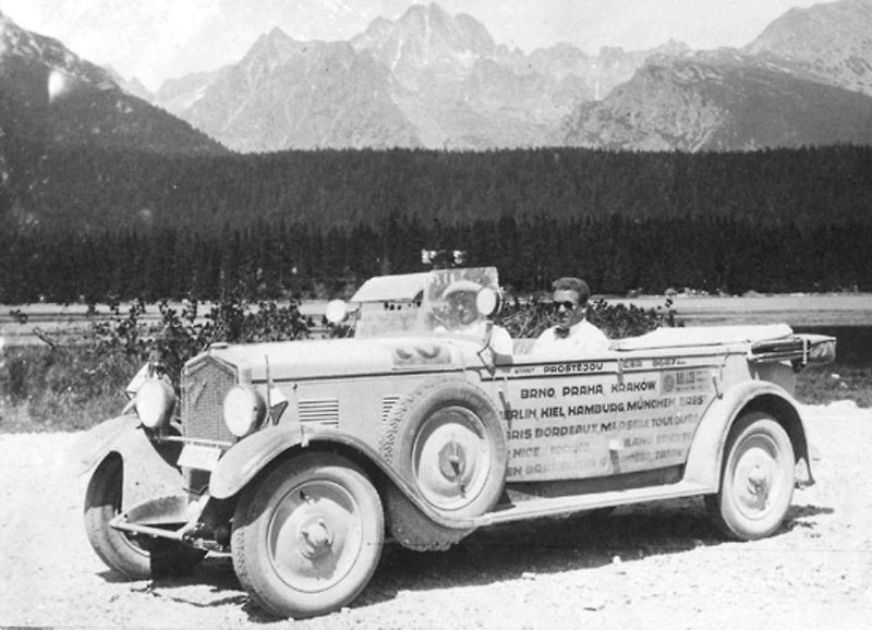 Před 100 lety se v továrně Wikov rozhodli pro zahájení výroby automobilů. Na snímku je renovovaný Wikov 35 Kapka, první československý aerodynamický automobil.