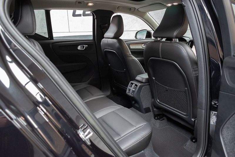 Volvo XC40 B4 AWD KAMERY360*HARMAN*ČR 1.M - fotka 13 z 42