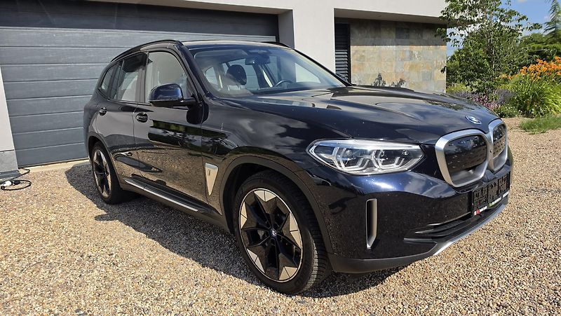 BMW iX3 (2021) 210 kW, head-up display - fotka 1 z 10