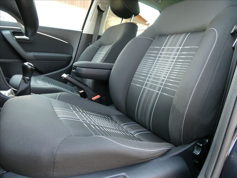 Volkswagen Polo 1,2 TSi 66kW serviska, 2x kola - fotka 32 z 50