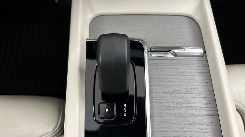 Volvo XC60 2.0 B4 AUT AWD Plus Dark - fotka 25 z 28