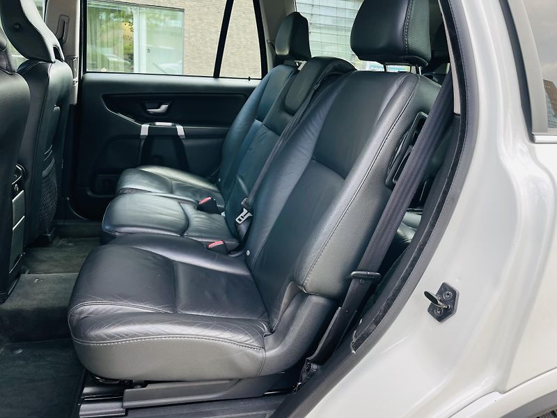 Volvo XC90 2.4D5 4x4 AUT VÝHŘEV SENZORY - fotka 30 z 44