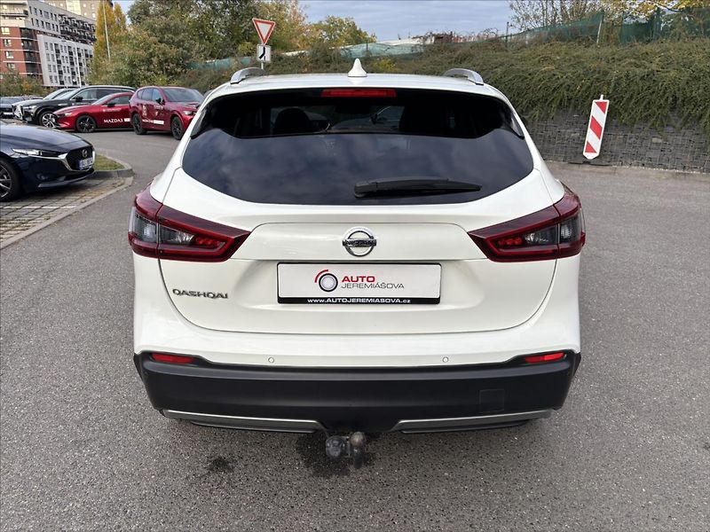 Nissan Qashqai 1,3 DIG-T Tekna PANORAMA TAŽNÉ - fotka 4 z 49