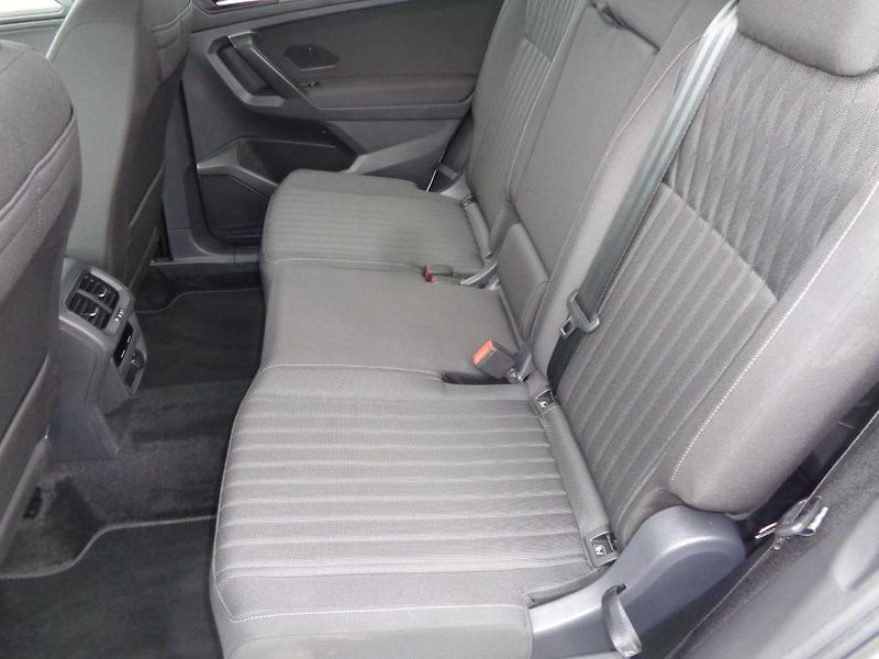 Volkswagen Tiguan 2.0 TDI DSG Life 7 míst 110kW - fotka 22 z 30