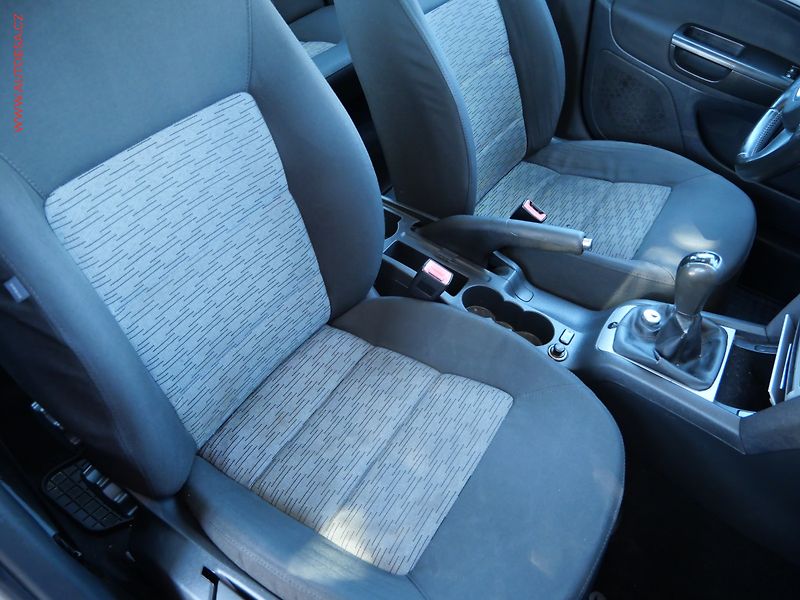 Škoda Octavia (2010) 1.6TDi, ČR, Ambiente, TZ - fotka 11 z 19