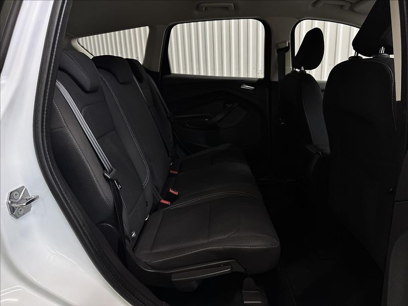 Ford Kuga 1.5EB 129kW AWD 2XALU 68KM! - fotka 36 z 42
