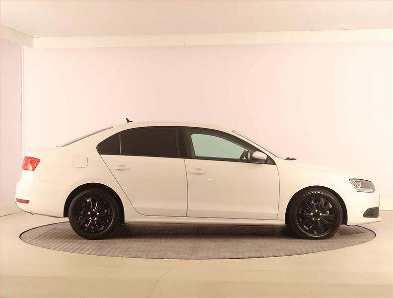 Volkswagen Jetta (2011) 1.6 TDI, Park. senzory - fotka 6 z 15
