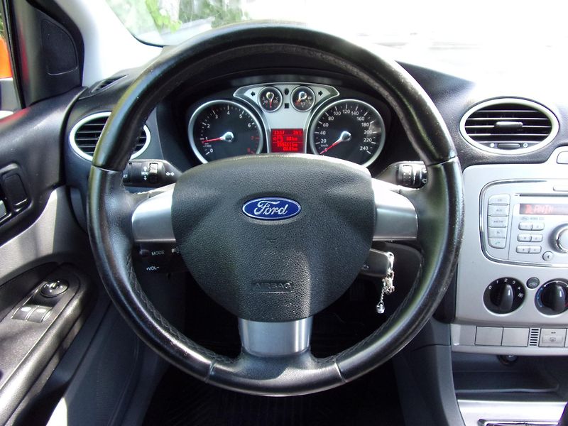 Ford Focus (2009) 1.6i74kW ATTRACTIVE PO SERVISU - fotka 11 z 18