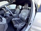 Volvo XC60 B5 AWD // PLUS DARK // 1.maj.  - náhled 10