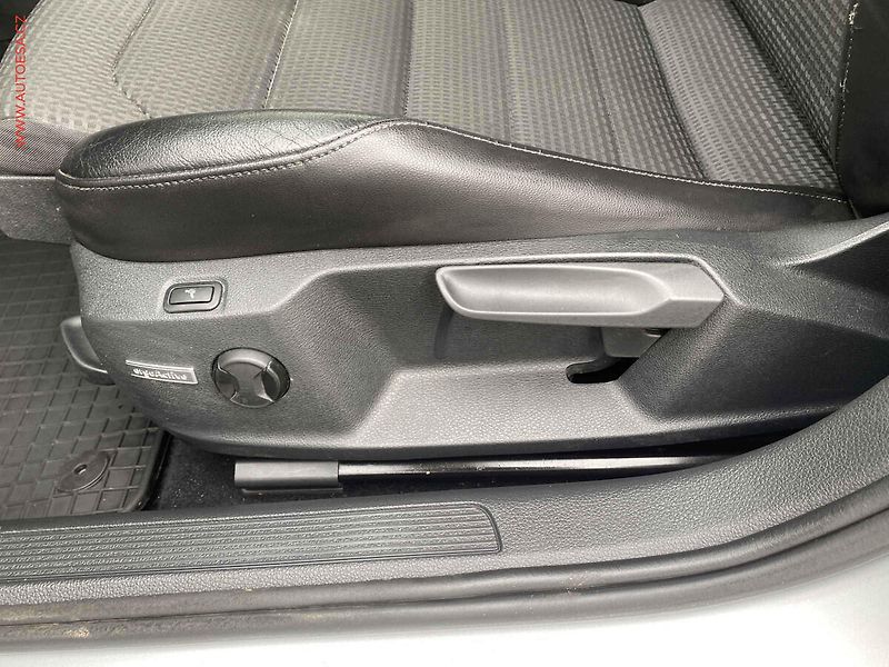 Volkswagen Golf (2017) 1.4 TGi, ČR, Highline - fotka 14 z 17