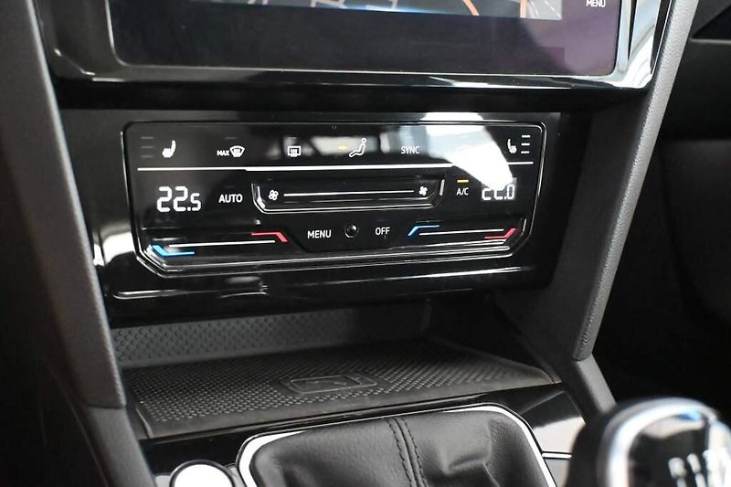 Volkswagen Passat (2022) 2.0 ELEGANCE LED MATRIX ACC Ta - fotka 21 z 32