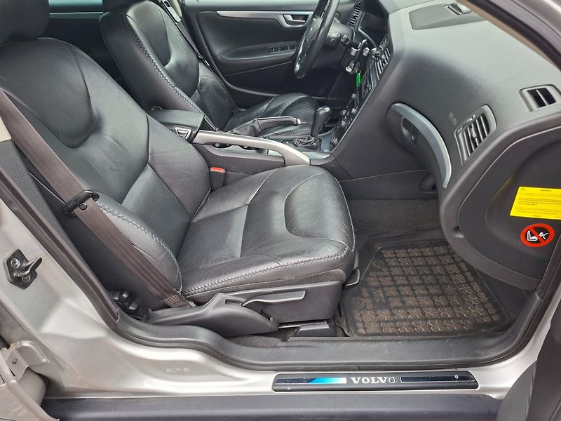 Volvo XC70 (2005) 2.4 D5 120kW AWD -PLNÝ SERVIS! - fotka 22 z 43