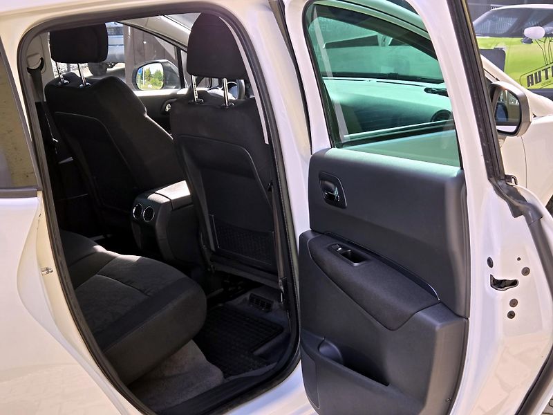 Peugeot 3008 HDi 120kW A/T *SERV.KNÍŽKA     - fotka 19 z 39