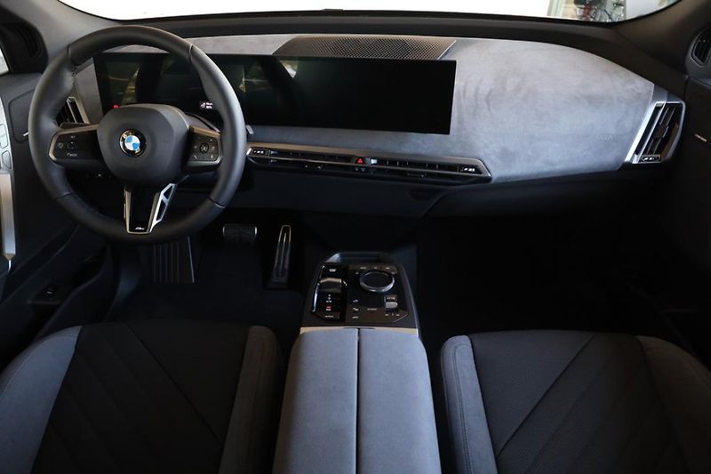 BMW iX xDrive45 - fotka 5 z 17
