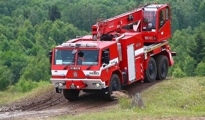 Velkoobjemová cisternová automobilová stříkačka Tatra Force CAS 30/9000/540 S3R.