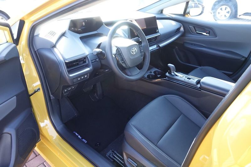 Toyota Prius 2,0 PHEV Executive sada komple - fotka 13 z 36