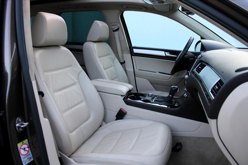 Volkswagen Touareg 3.0 TDI V6/PANOR/TAŽNÉ/NEZ.TOP - fotka 26 z 39