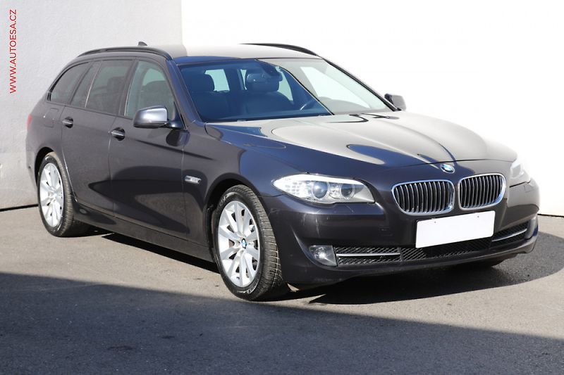 BMW Řada 5 (2012) 2.0i, AT, tempo, park.asist - fotka 1 z 3