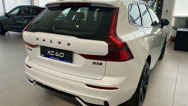 Volvo XC60 (2026) PLUS BLACK EDITION, B5 AWD, 18 - fotka 5 z 14