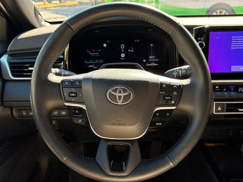 Toyota Camry 2.5 hybrid Executive - fotka 9 z 23