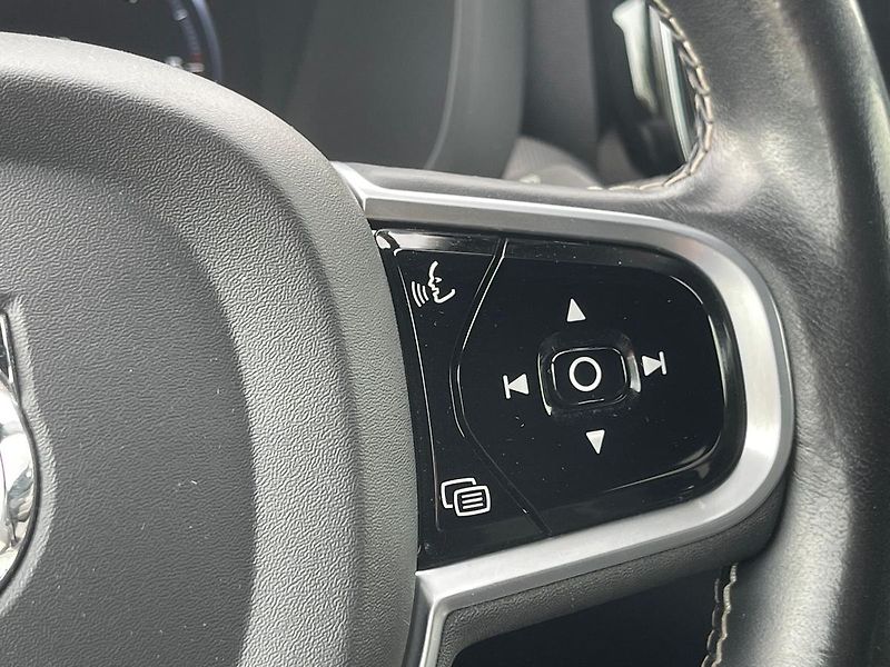 Volvo XC60 B4 AWD R-Design H&K, TZ - fotka 16 z 23