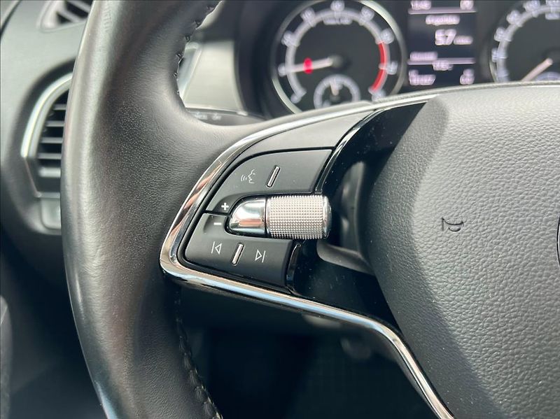 Škoda Fabia 1,0 STYLE / LED / kamera / ČR - fotka 24 z 48
